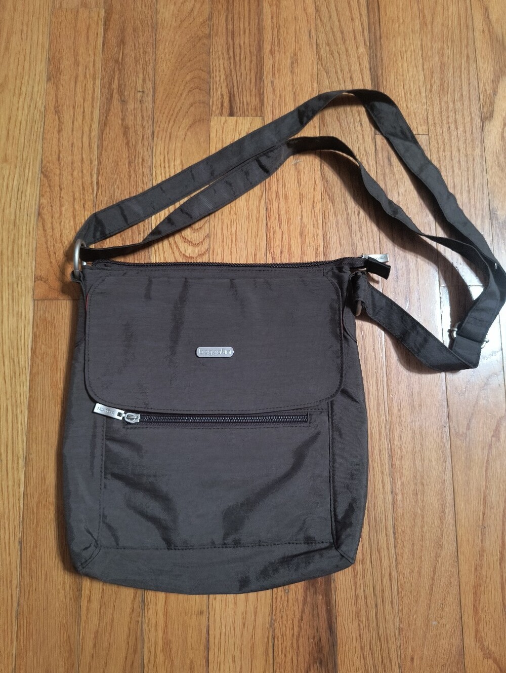 Baggallini dark gray adjustable strap crossbody purse